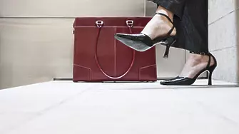 Как да комбинирате модерна чанта с обувки на висок ток?