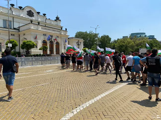 Три протеста пред парламента в началото на дебатите по вота