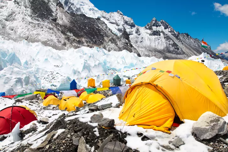 Непал мести базов лагер под Еверест. Глетчерът се топи