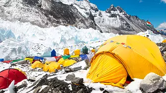 Непал мести базов лагер под Еверест. Глетчерът се топи