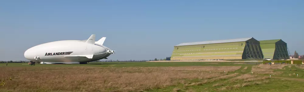 Компанията Air Nostrum първа в света пуска пътнически дирижабъл
