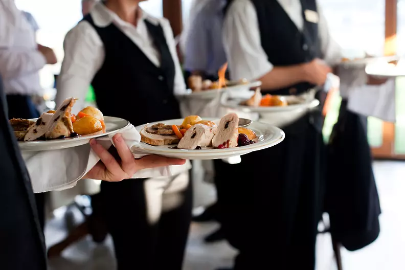 Ресторантьорите искат по-ниското ДДС за заведенията да остане и след края на 2022 г.