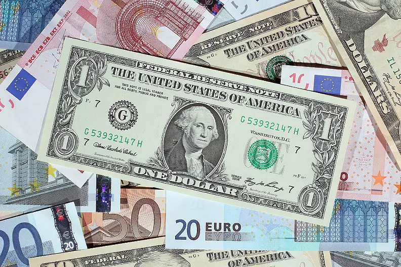 Еврото се изравни с долара за първи път от близо 20 години