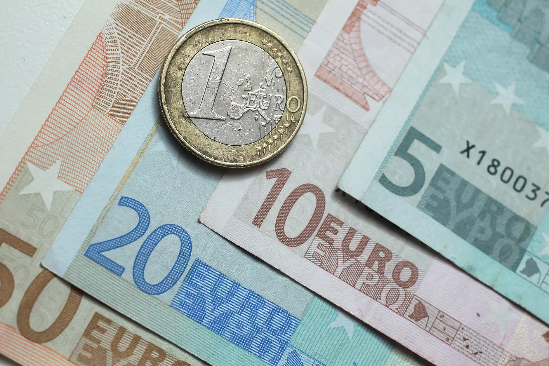 Еврото се разменя за 1,0240 долара