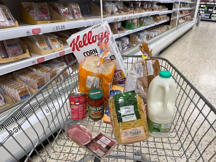 Почти половината британци свиват покупките на храна