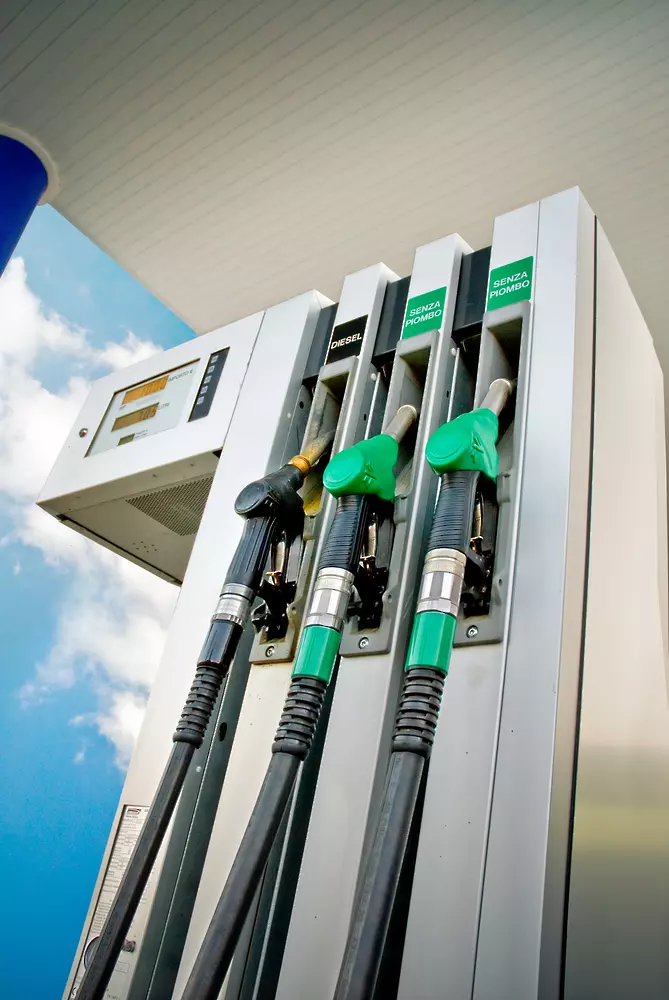 Отстъпката за гориво - в сила от утре, бензиностанциите решават дали ще я дават