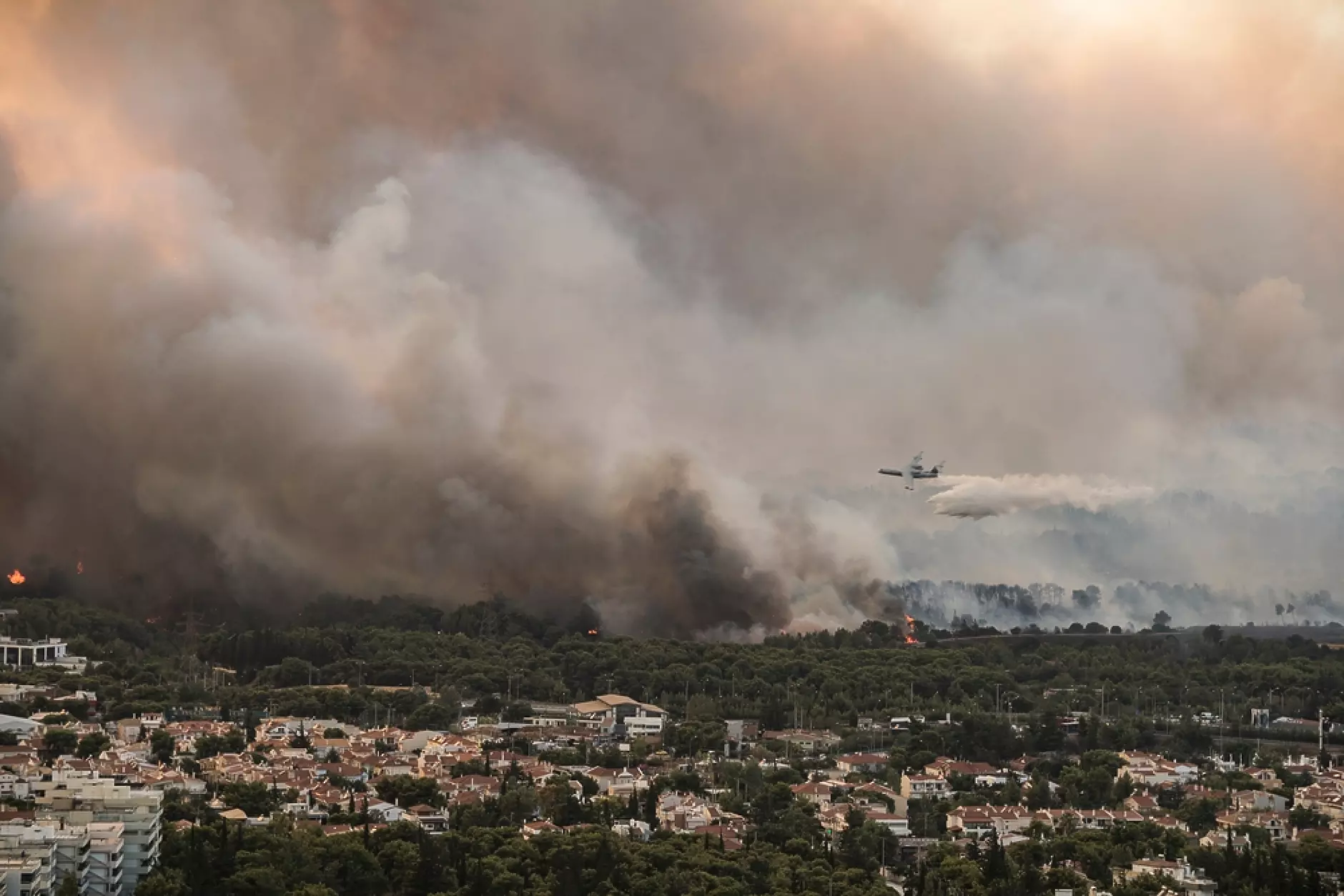 600 жители на атинските предградия напуснаха домовете си заради горски пожар 