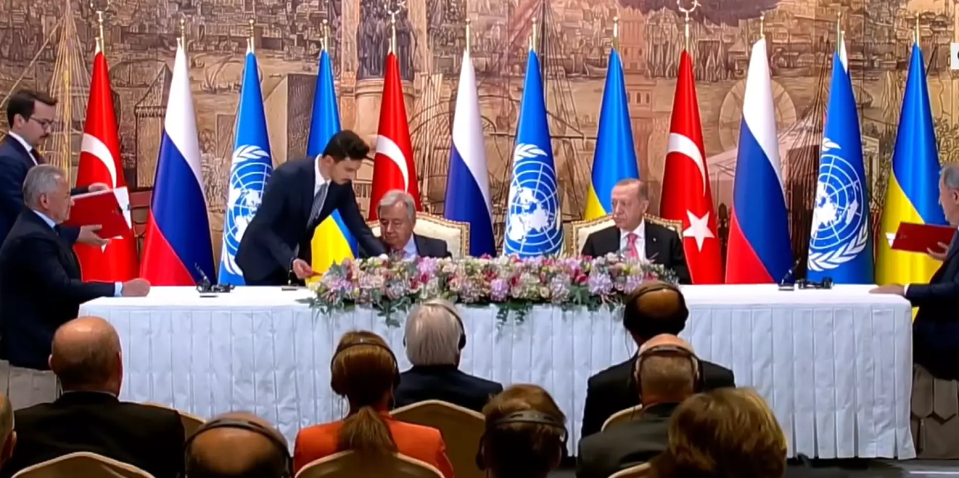 Дипломатично разминаване между Русия и Украйна в Истанбул на церемонията за зърното 