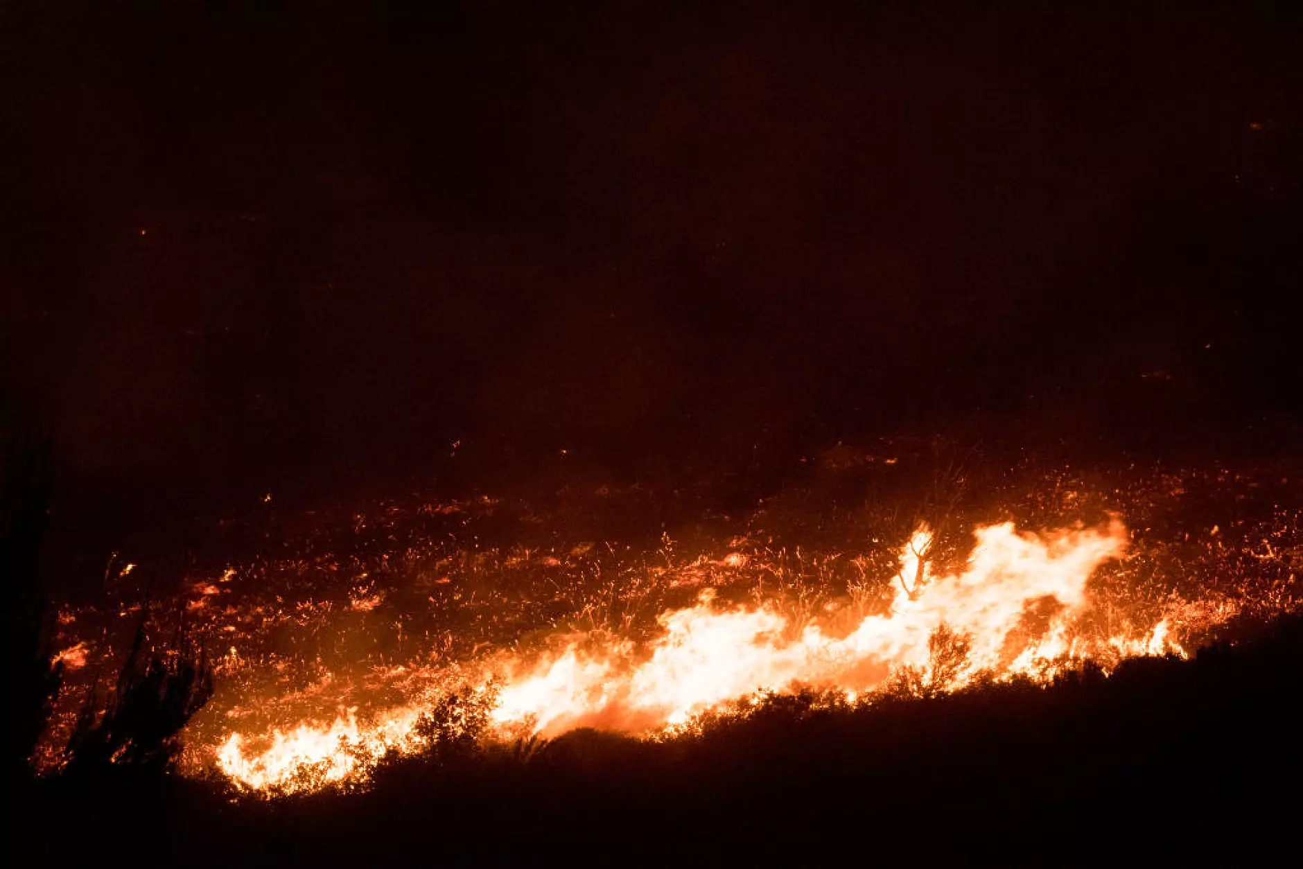Битката с бушуващите пожари в Гърция продължава