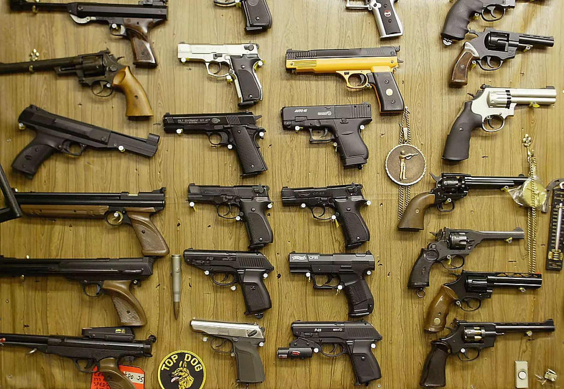В борбата срещу престъпността с огнестрелни оръжия, Канада има американски проблем