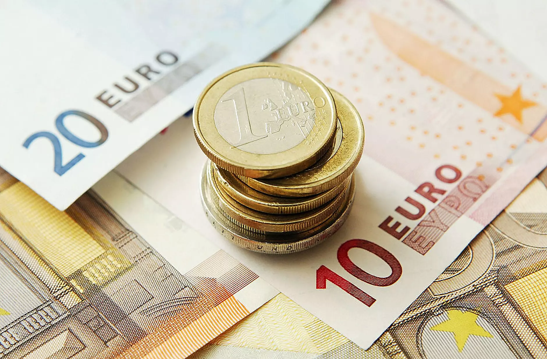 Еврото се задържа над  прага от 1,02 долара