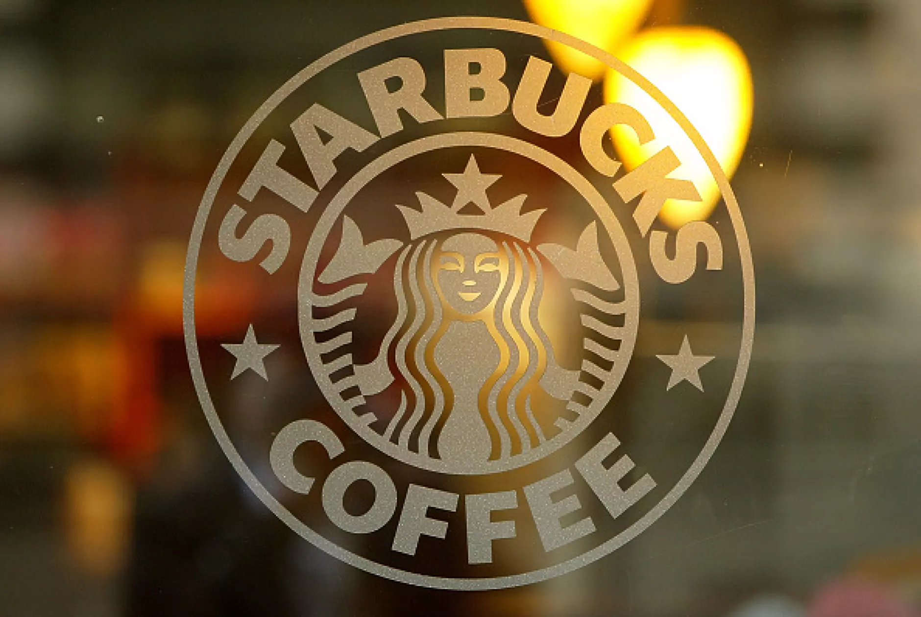 Мече заменя русалката в логото на Starbucks в Русия