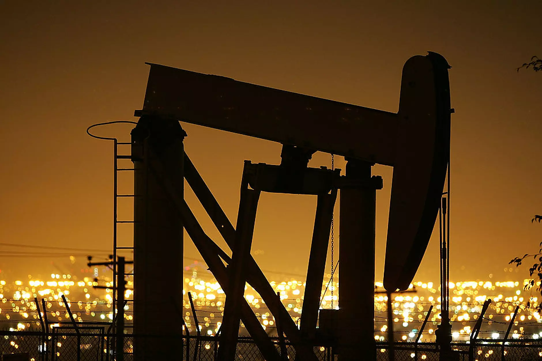 Петролът поксъпна на фона на икономическите данни от САЩ и Китай
