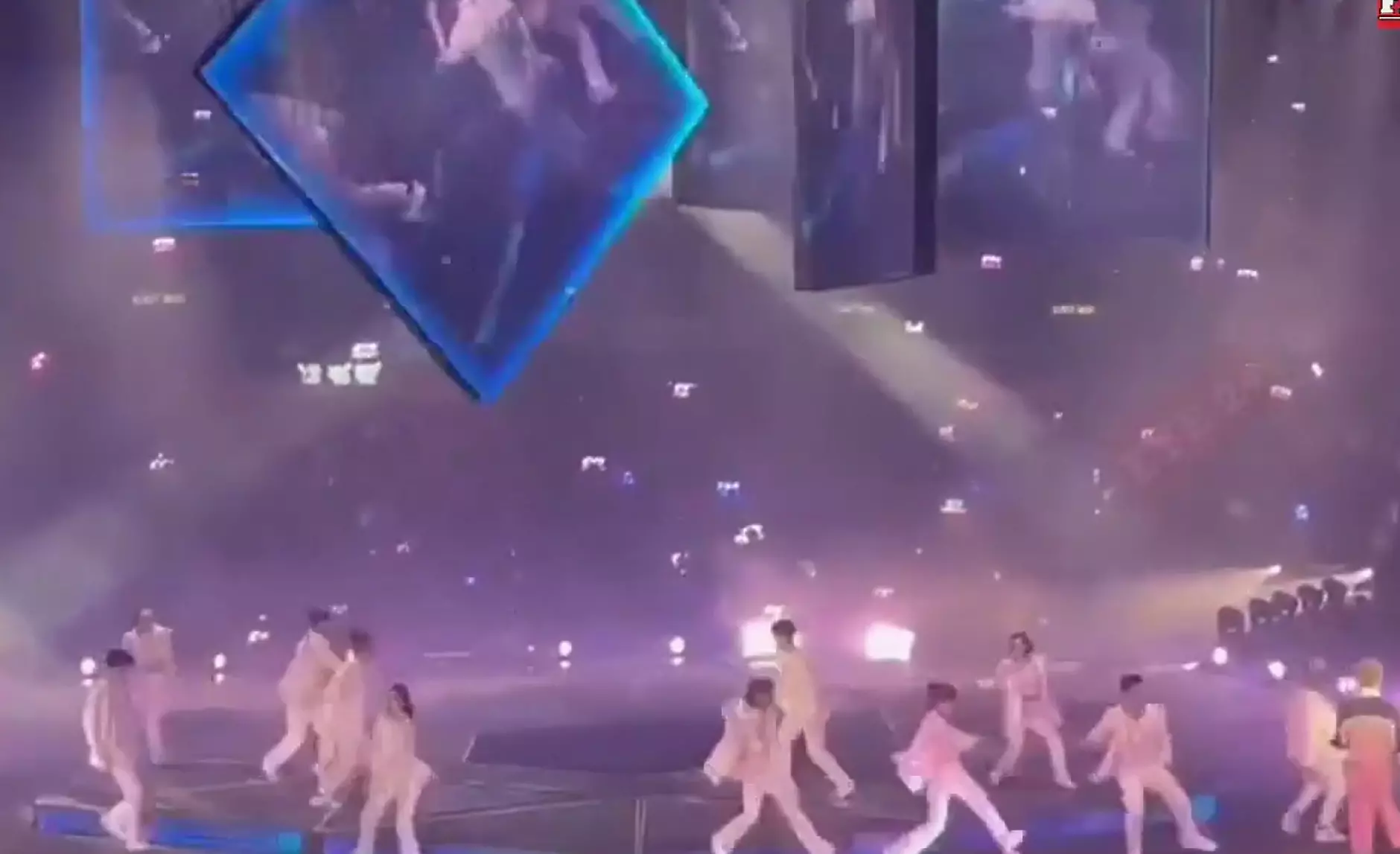 Екран падна върху изпълнители от хонконгска бой банда по време на концерт