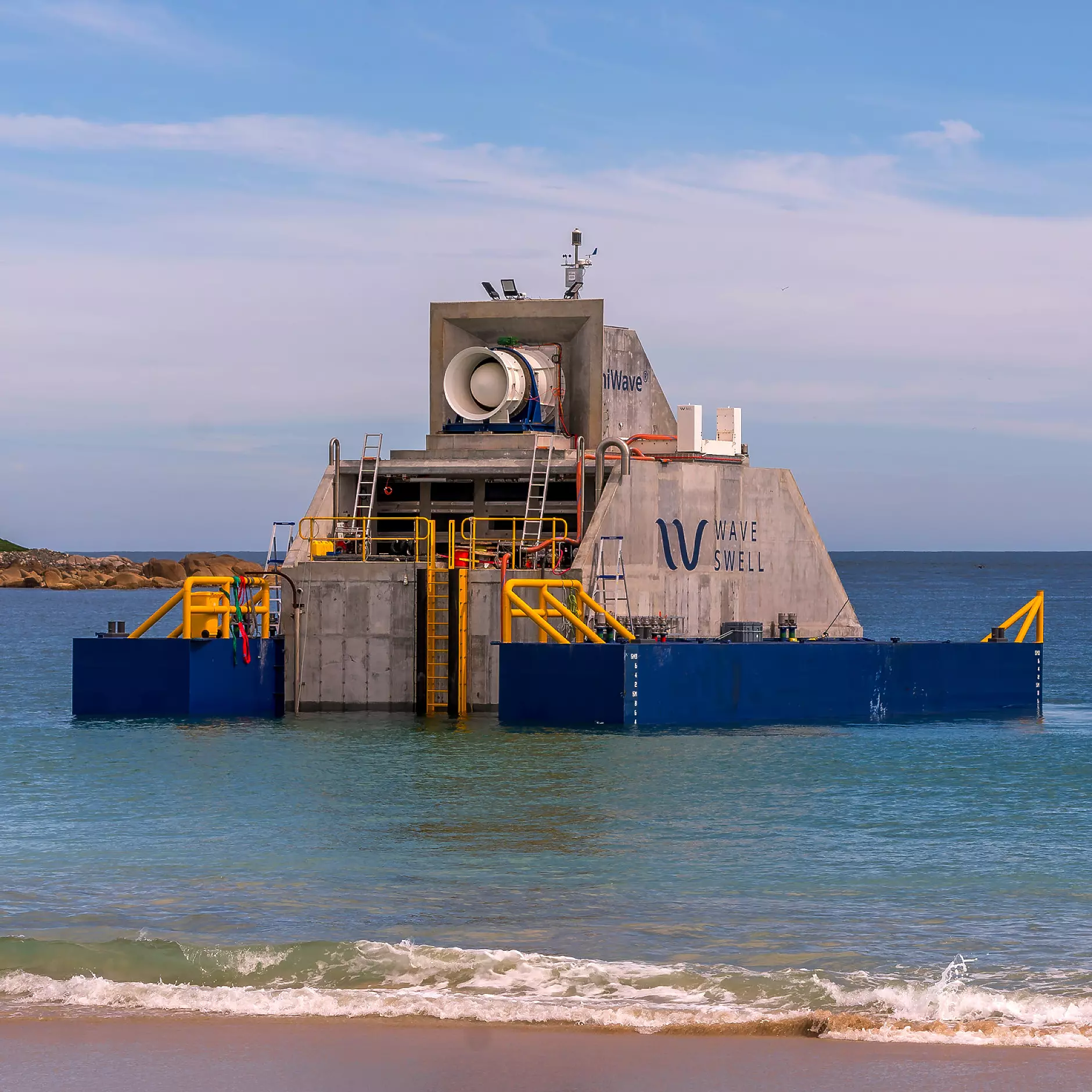 Плаваща електроцентрала добива ток от морските вълни 