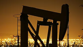 Цената на петрола продължава да спада заради опасения, че настъпва рецесия