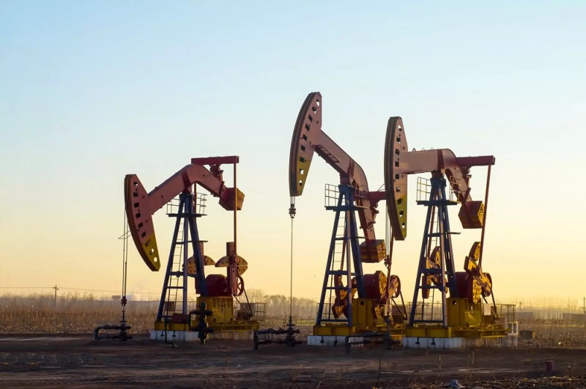 Цената на петрола пада поради страхове, че икономиката се забавя