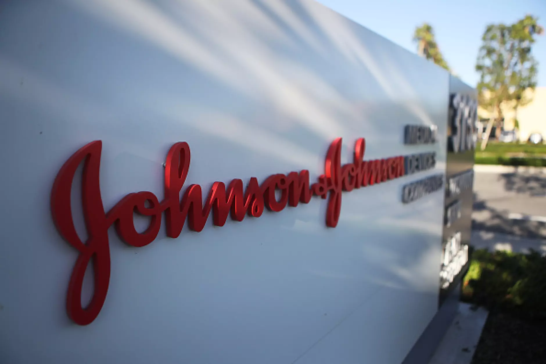 Johnson & Johnson спира продажбите в цял свят на бебешка пудра с талк
