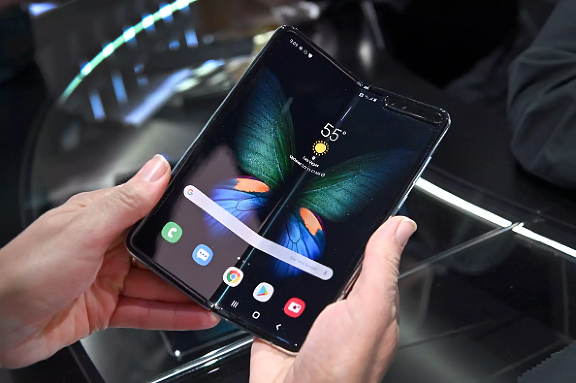Новите гъвкави телефони на Samsung правят атрактивния дизайн най-практичен, но все още доста скъп