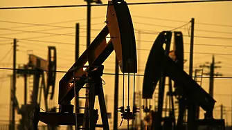 Някои петролни и газови компани изплащат дивиденти като за цяла година в рамките на един ден