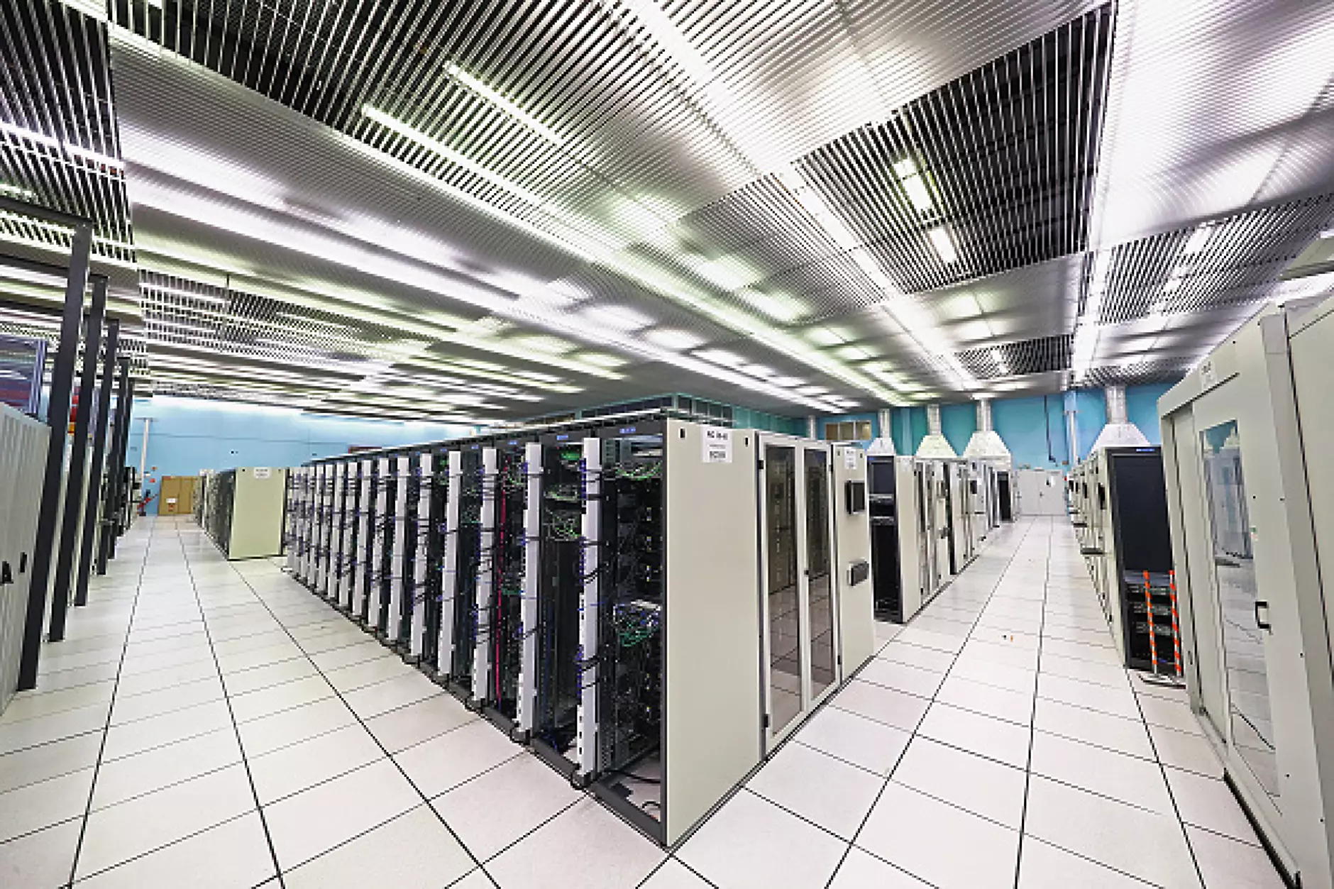 Най-големите центрове за съхранение на данни в света се запасяват с дизел