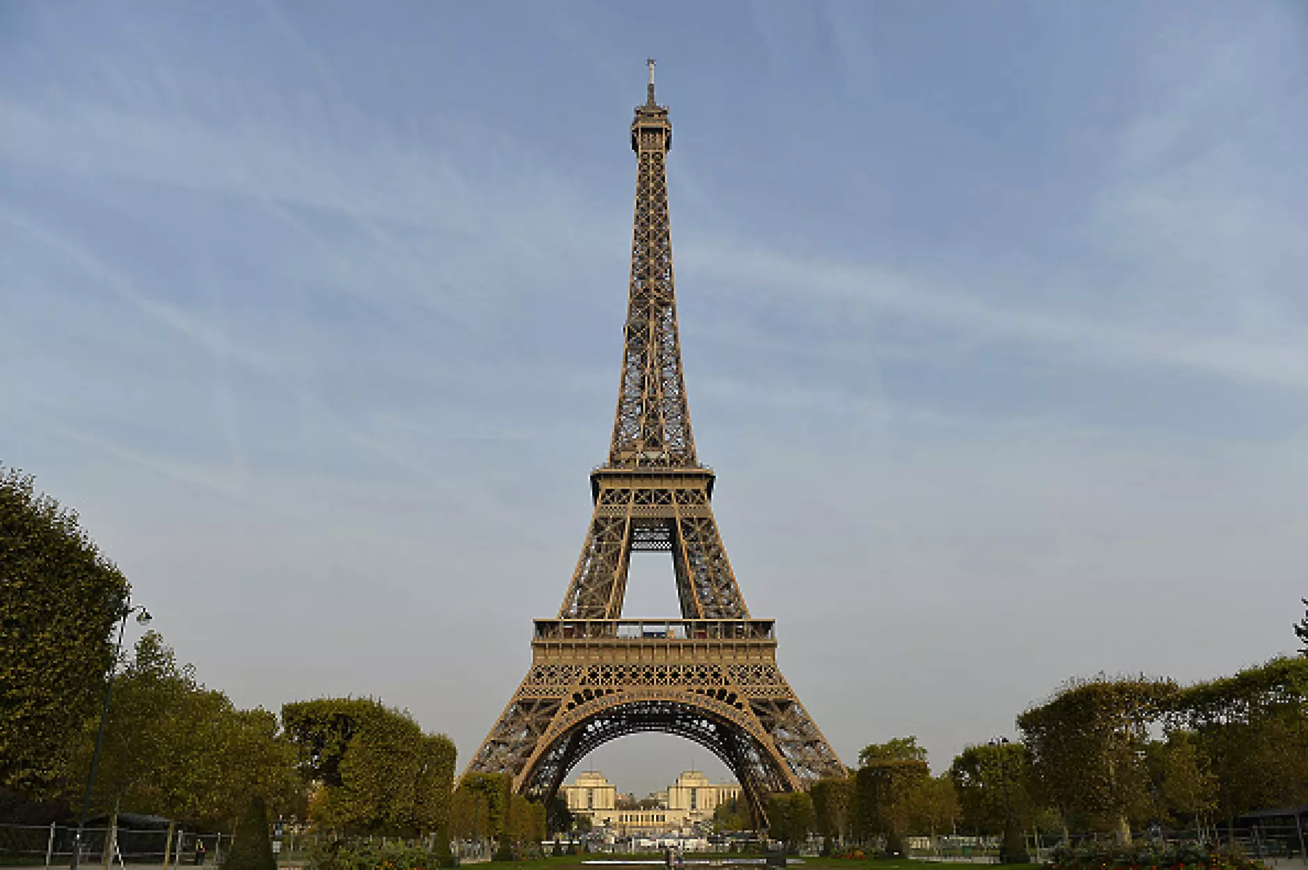 Айфеловата кула ще бъде пребоядисана за 84 млн. евро