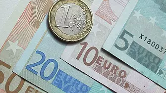 Еврото се търгува твърдо под 1,02 долара