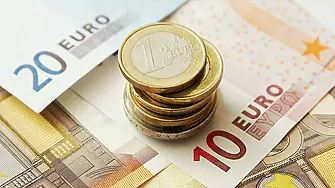 Еврото се задържа твърдо под 1,02 долара