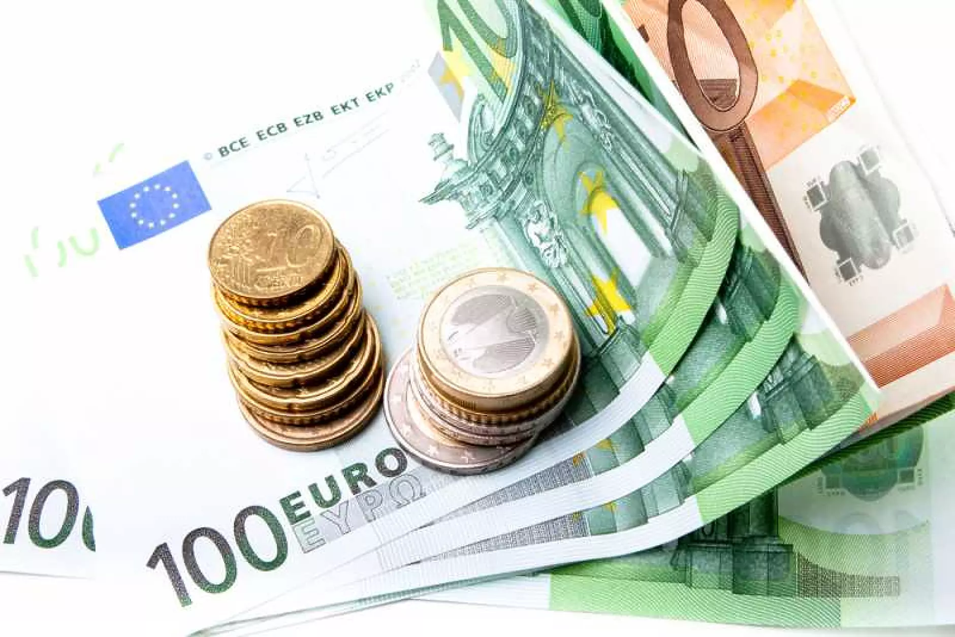 Еврото поддържа позиции под 1,02 долара
