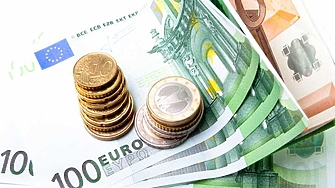 Курсът на еврото спрямо долара днес продължи да спада съобщиха