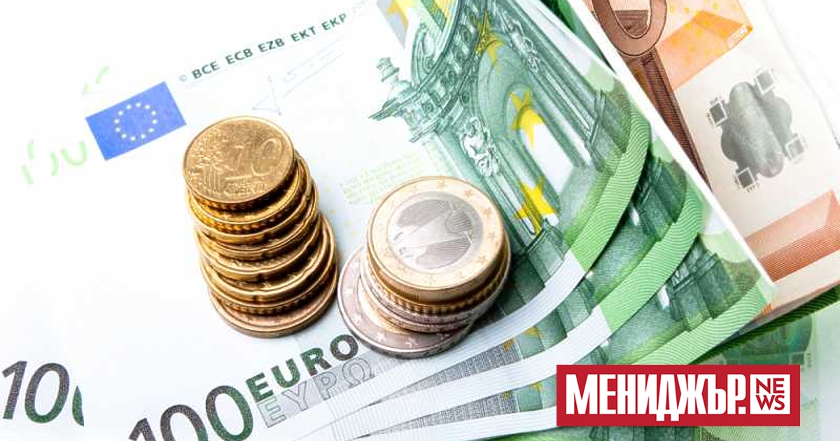 Курсът на еврото спрямо долара днес продължи да спада, съобщиха