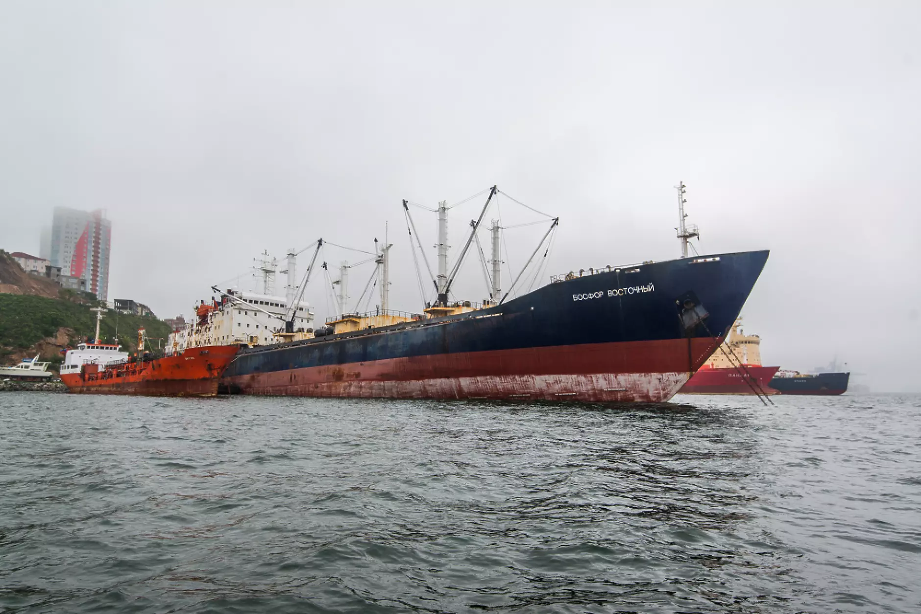 Bloomberg: Русия превозва оръжия с търговски кораби през Босфора