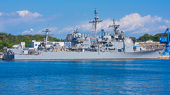 Два бойни кораба на военно морските сили на САЩ преминаха през