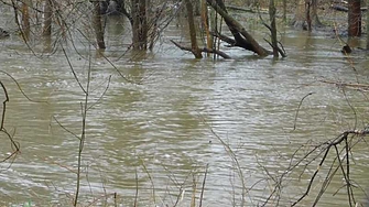 Скъсана дига на местната река Стряма потопи под вода Подбалканските