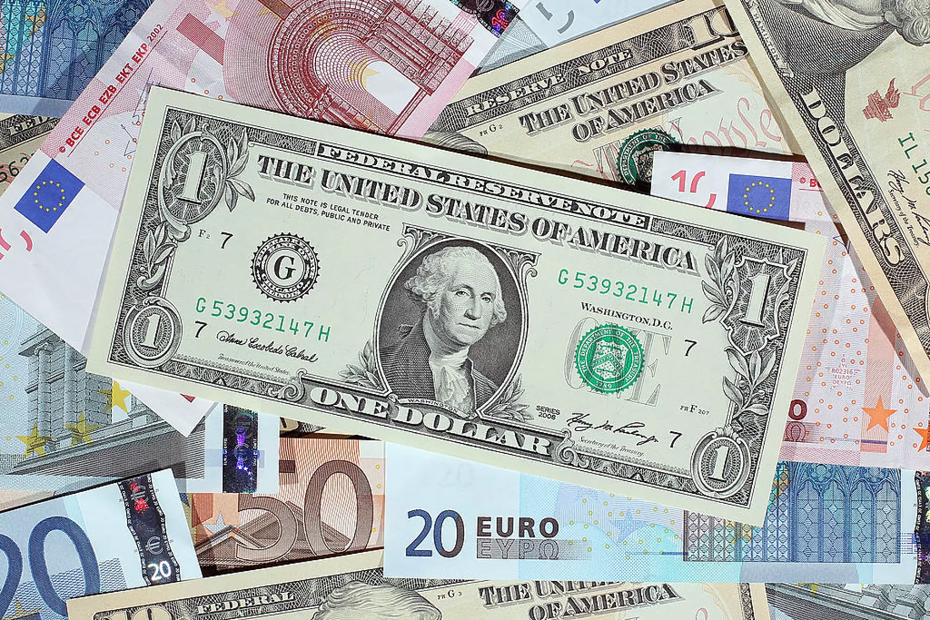 Еврото достигна най-ниското си ниво спрямо долара от две десетилетия 