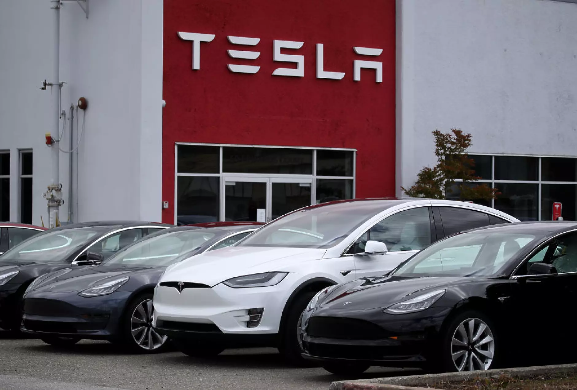 Амбициозната цел на Мъск да продаде 20 млн. електрически коли би струвала стотици милиарди на Tesla