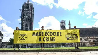 Последователи на Бунт срещу унищожението нахлуха в британския парламент