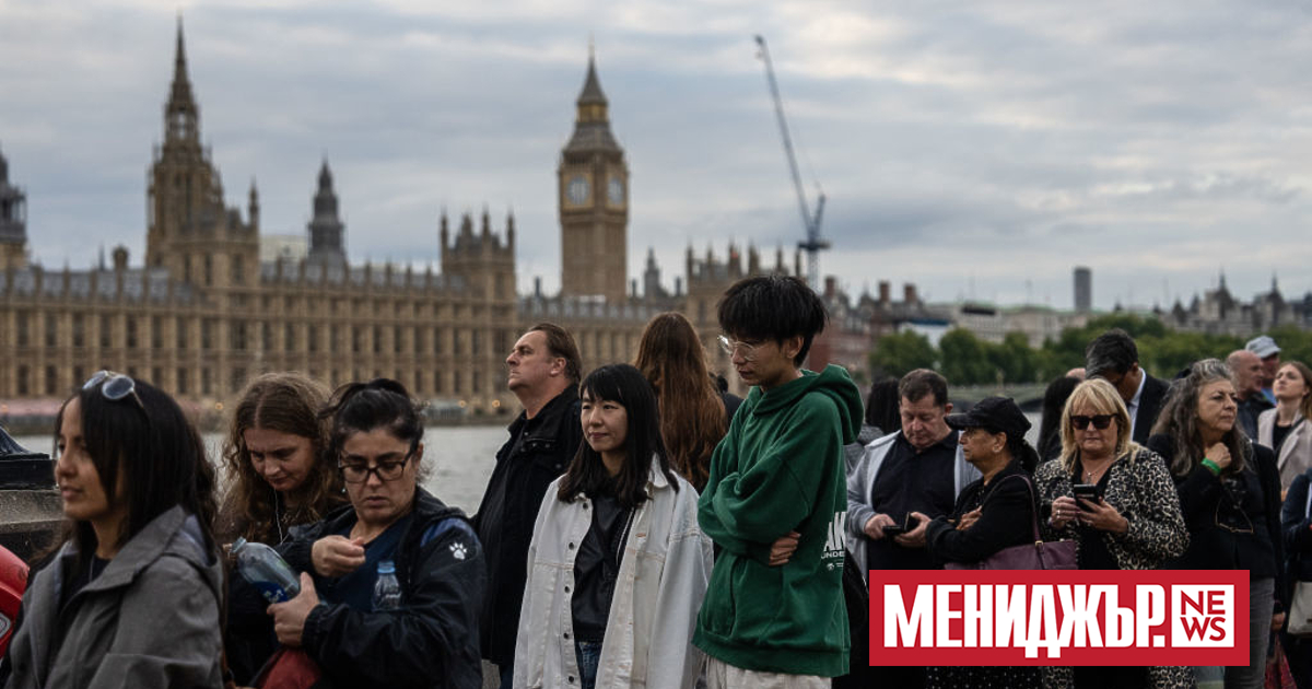 Опашката от хора, чакащи да се поклонят пред ковчега на