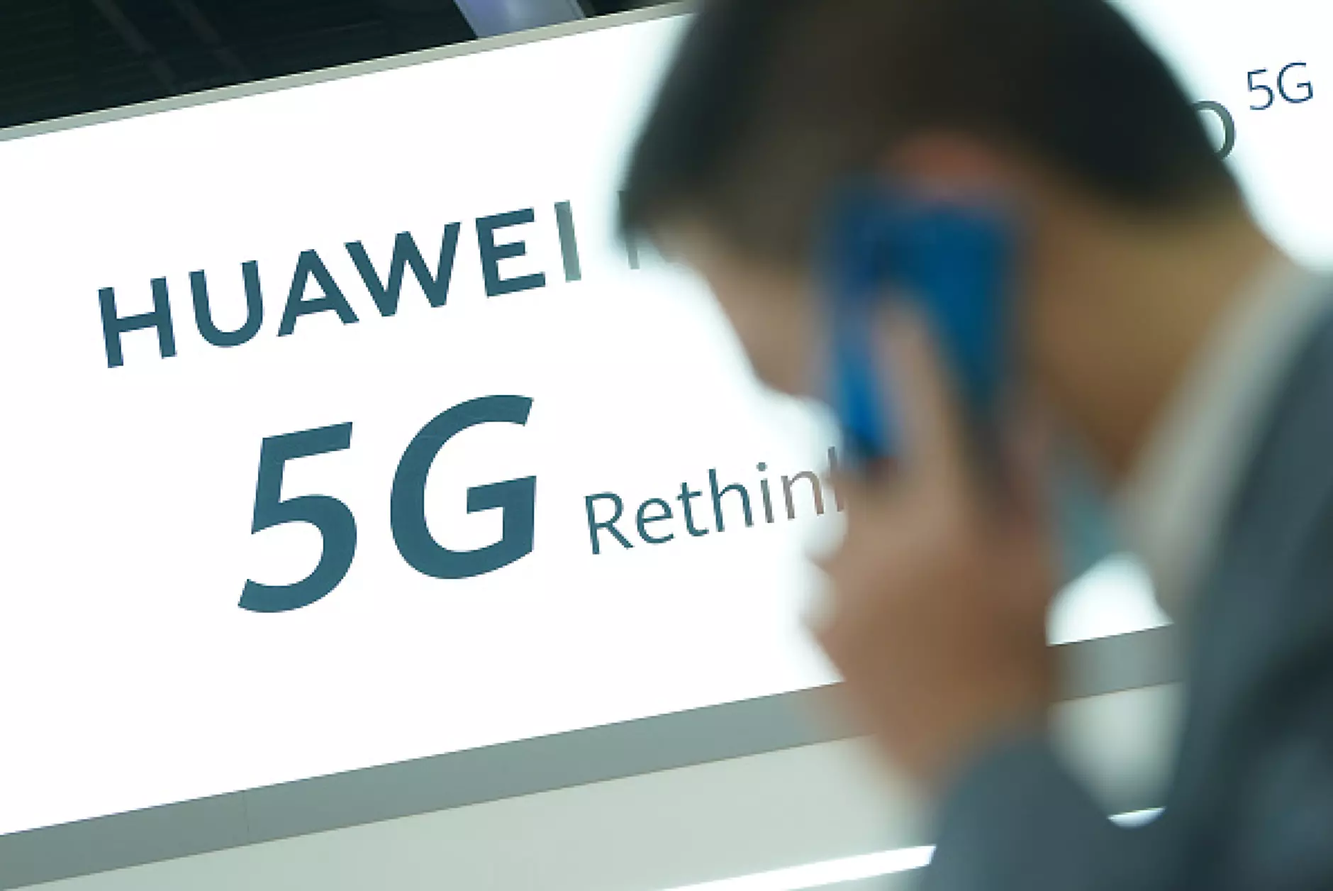 Huawei чупи орехи с новия си смартфон във видео тест