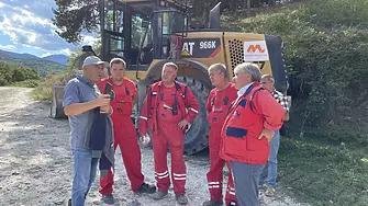 Тежка техника и екип от „Асарел“ помагат в Каравелово