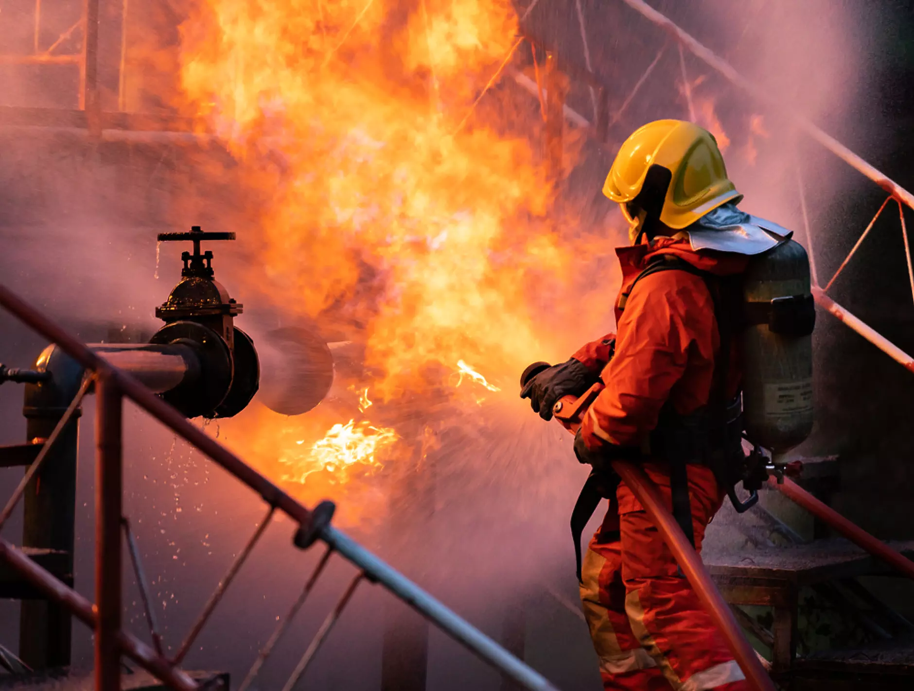 Шестима пострадаха при пожар на химически завод край Милано