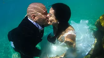 Младоженци размениха обети в първата подводна сватба в Гърция