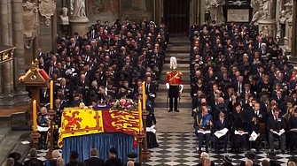 Погребението на кралицата днес е едно от най големите събирания на кралски