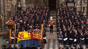 Кой присъства на траурната церемония в Уестминстърското абатство и кой не (снимки)