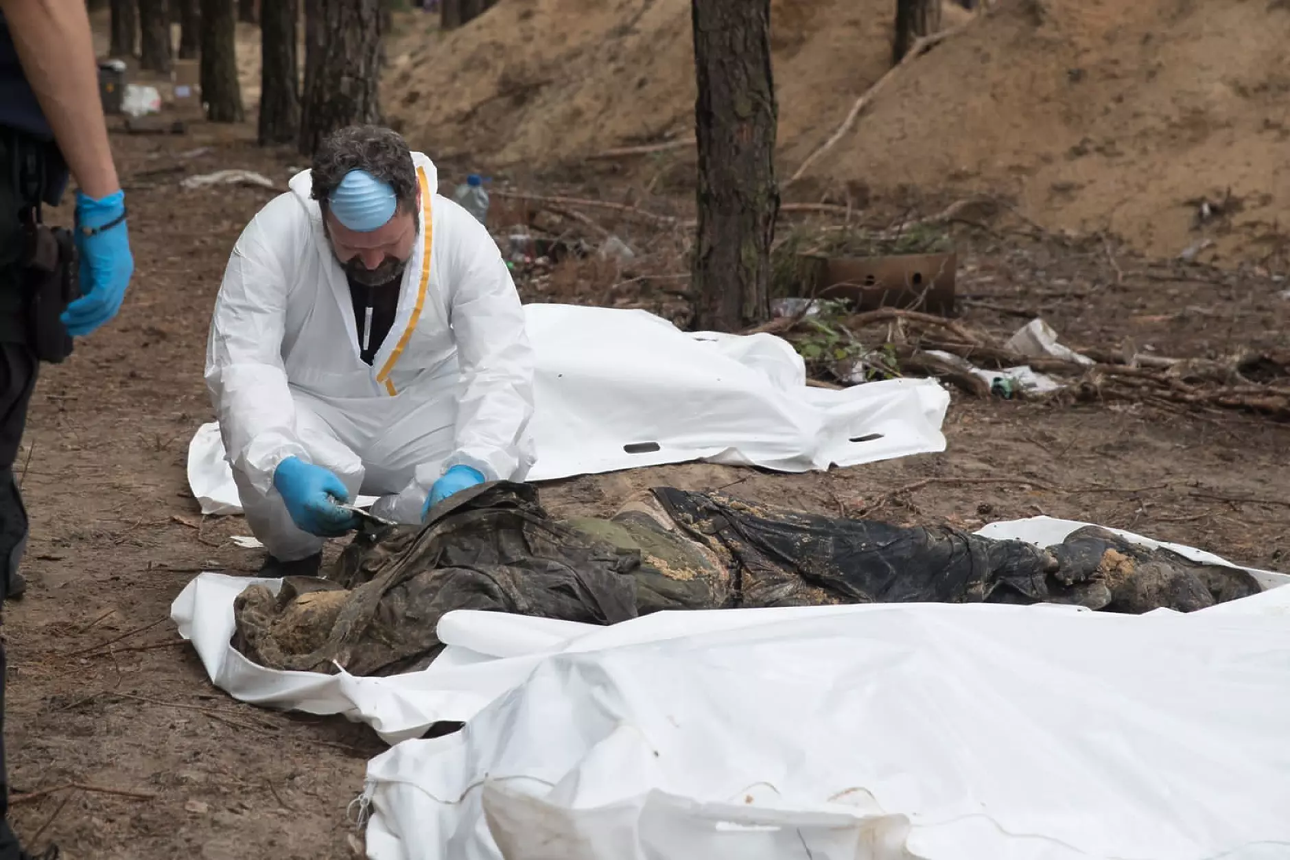Eксхумирани са още 198 тела от масовия гроб край Изюм 