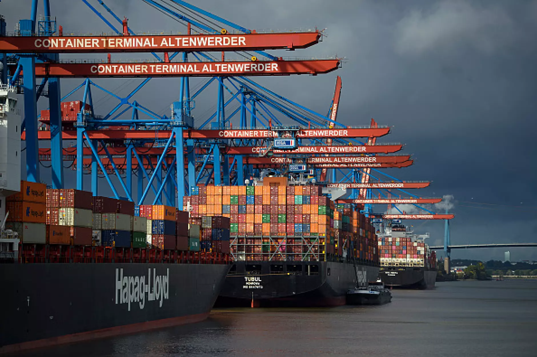 Контейнеровози отменят плавания заради спад в световната търговия