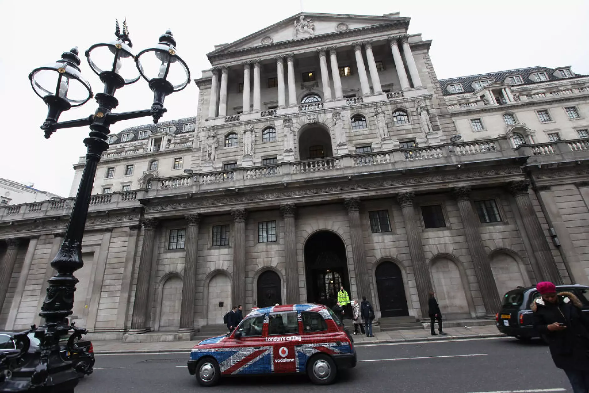 Английската централна банка  „няма да се поколебае“ да увеличи лихвите, ако е необходимо