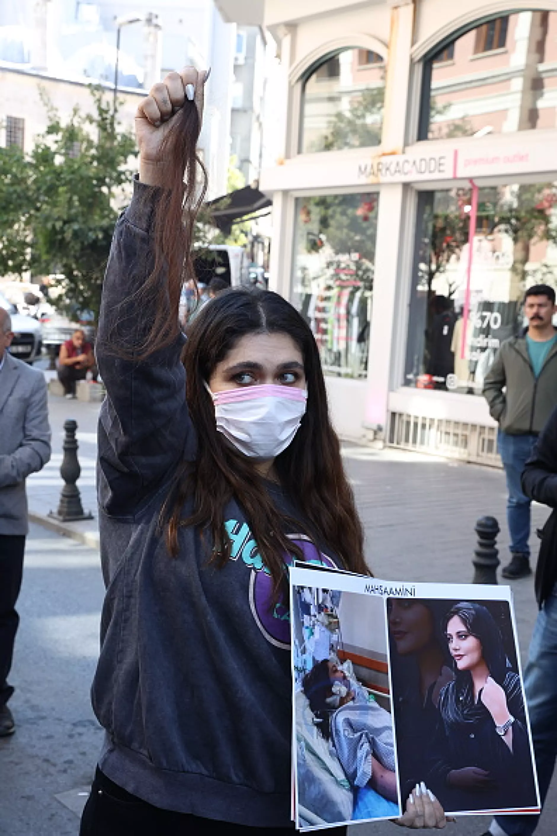 Ирански депутат нарече протестиращите жени проститутки, влиятелен аятолах ги подкрепи