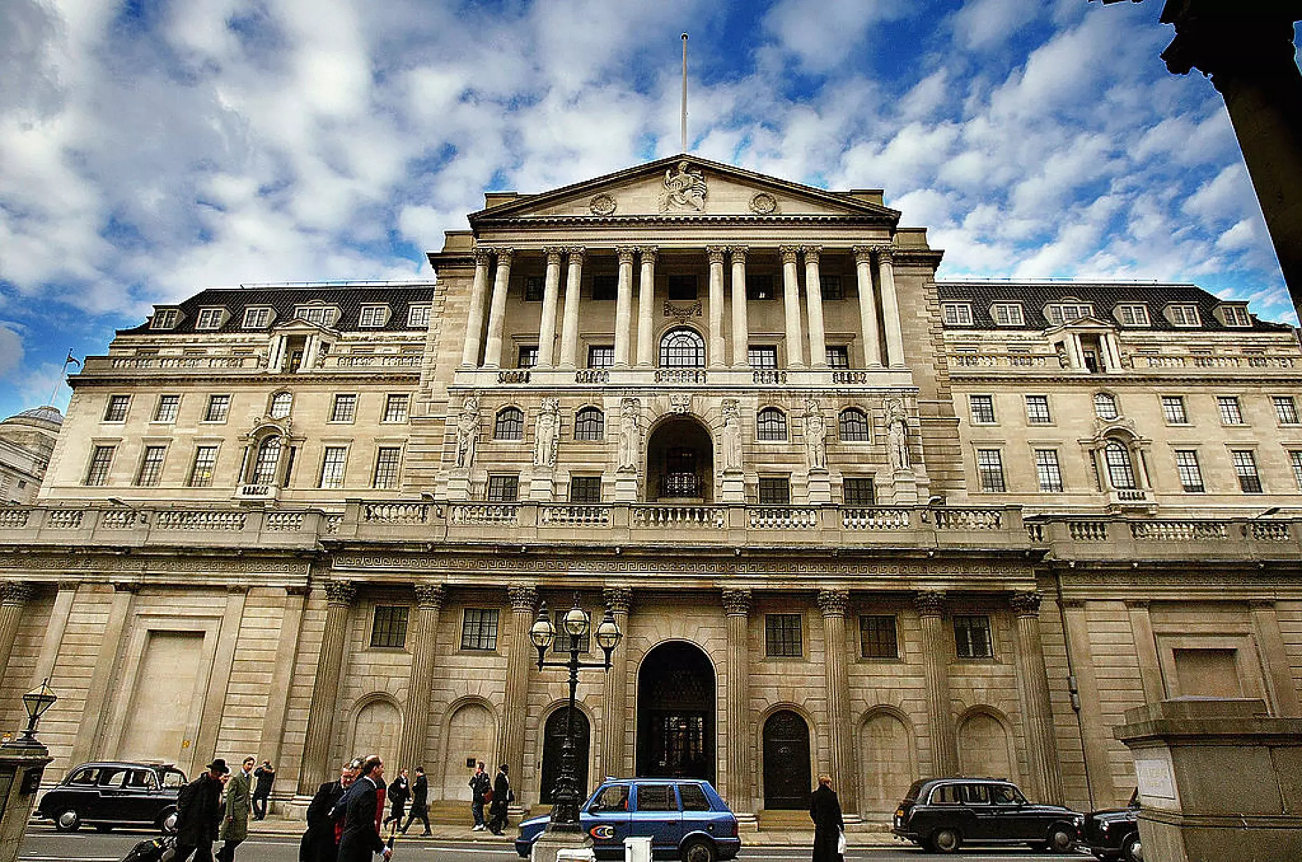 АЦБ се намесва на британския пазар на облигации, за да защити финансовата стабилност