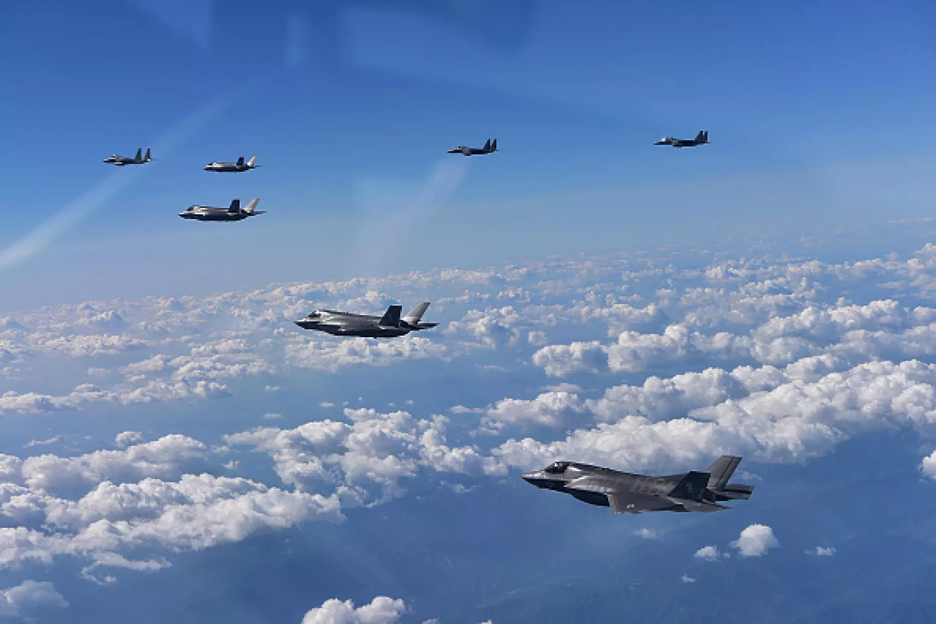 Провокация с 12 бойни самолета на Северна Корея вдигна по тревога изтребителите на Южна 